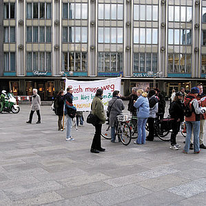 Viel Platz für wenig Demonstranten: die Domplatte