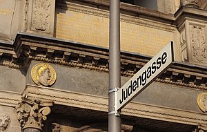 Angriffsziel der Neonazis: Straßenschild in der Kölner Altstadt
