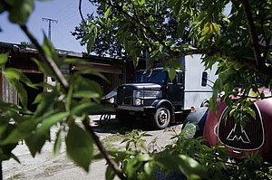 Einen Oldtimer-LKW, ein bisschen Grün drum herum – mehr brauchen die Gartenzwerge nicht