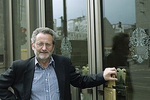 Was ist hier los? Werner Rügemer vor dem Bankhaus Oppenheim