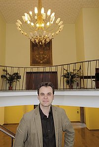 Frank Überall im Kölner Rathaus. Im Hintergrund: verschlossene Türen