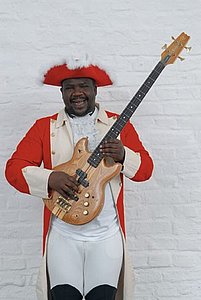 Wirbt für die erste Sitzung von Immis für Immis: Georges Sintcheu, Bassist der Band, im Rote-Funken-Kostüm