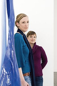 Iris Maczollek mit ihrer Partnerin Anke Schmidt (li), Galerie   Schmidt   Maczollek