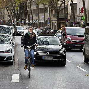 Fahrradfahrerin auf den Kölner Ringen