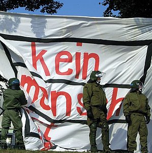 Schauen auf die CamperInnen herab: Polizisten oben an der Alfred-Schütte-Allee