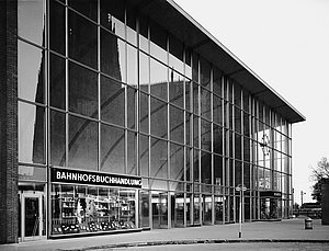 Kölner Hauptbahnhof 1957 fotografiert von Karl Hugo Schmölz