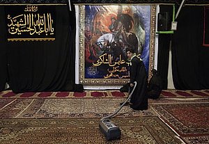 Noch mal saugen, bevor der Investor kommt – junger Moslem im schiitischen Gemeindezentrurm