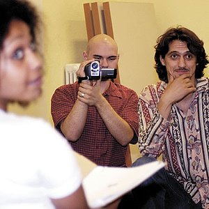Regisseur Robert Spika (re.) muss manchmal schmunzeln,  wenn er den jungen SchauspielerInnen zusieht