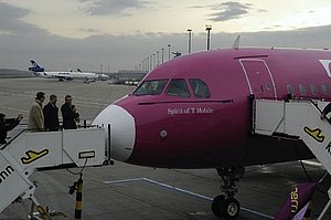 Noch am Boden: Sebastian Schindzielorz und der magenta-farbene Flieger