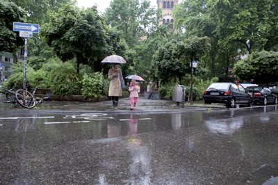 Je schlechter das Wetter, desto ruhiger die Nächte: Szene am Brüsseler Platz