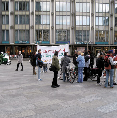 Viel Platz für wenig Demonstranten: die Domplatte