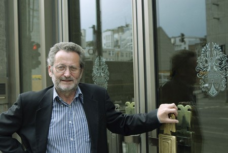 Was ist hier los? Werner Rügemer vor dem Bankhaus Oppenheim