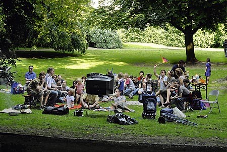 Soziale Isolation durch DVB-T? Fußballgucker im Volksgarten