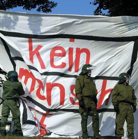 Schauen auf die CamperInnen herab: Polizisten oben an der Alfred-Schütte-Allee