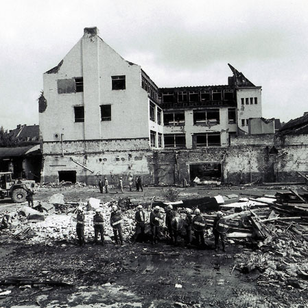 Sommer 1984, Blick auf die Marienstraße, Ehrenfeld: Die Polizei trifft Vorbereitungen für den Abriss des Hauses