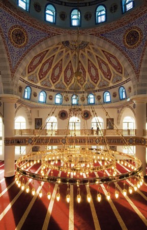 Im Namen Allahs: Der Kronleuchter im Gebetsraum der Merkez-Moschee