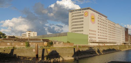 Ein Hafen, viele Meinungen: Schickes Wohnen und Dienstleistung oder weiterhin Schrottverklappung?