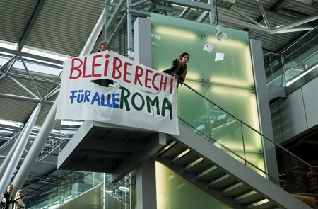 Flieg Flyer, flieg, und verbreite die Nachricht. Viele Urlauber am Düsseldorfer Flughafen interessierten sich dafür