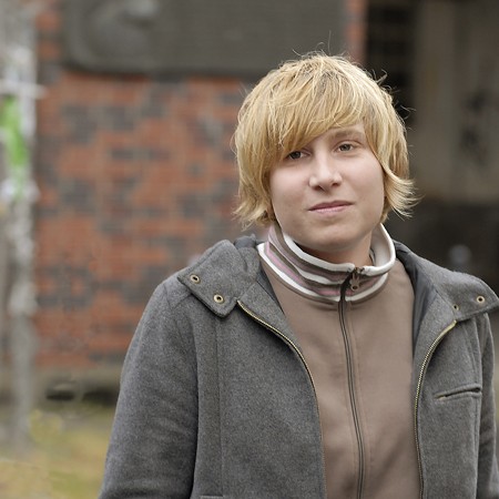 »Jugendliche trafen sich zu Hunderten«: Barbara Manthe vor dem Denkmal der Edelweißpiraten in Ehrenfeld