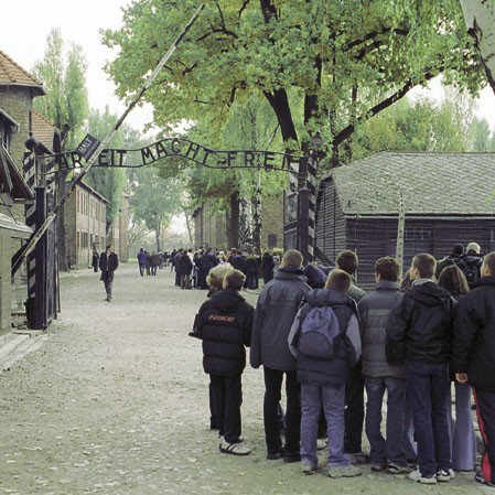 Jugendliche besuchen das Konzentrationslager Auschwitz