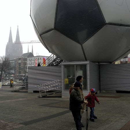 Außen Fußball, innen Fußball: Der Globus auf dem Offenbachplatz