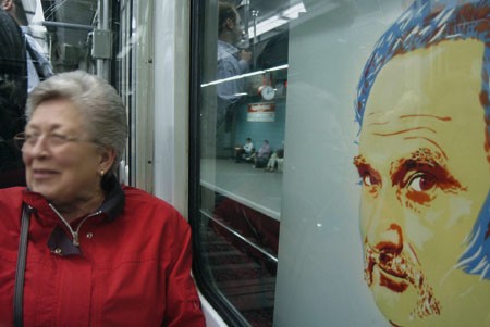 KVB-Kunst am Appellhofplatz: Can-Bassist Holger Czukay (rechts)