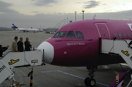 Noch am Boden: Sebastian Schindzielorz und der magenta-farbene Flieger