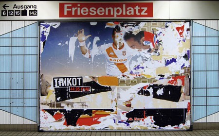 Plakatkunst, kostenlos: alte Werbetafel im U-Bahnhof Friesenplatz