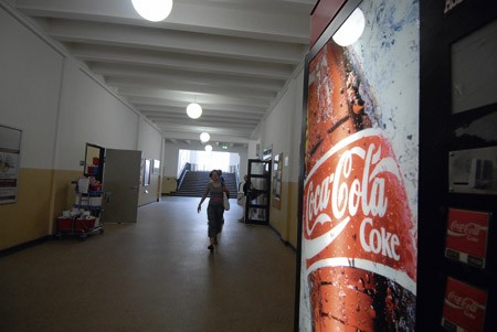 Trotz Boykottaufruf beliebt bei Studenten: Coca-Cola-Automat im Hauptgebäude der Uni