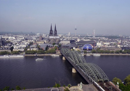 Weltkulturerbe Dom: Blick vom Köln-Triangel, dem einzigen neuen Hochhaus in Deutz