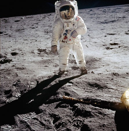 389.994 Kilometer und 100 Meter von der Schmitzsäule entfernt: Mondbesucher Neil Armstrong im Juli 1969