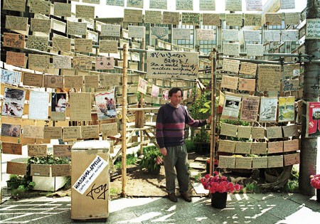 Dauergast auf der Domplatte: Walter Herrmann und seine  Klagemauer in den 80er Jahren