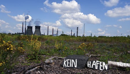 Gericht stoppt Kahlschlag in der Sürther Aue: bislang abgesperrtes Gelände am Godorfer Hafen
