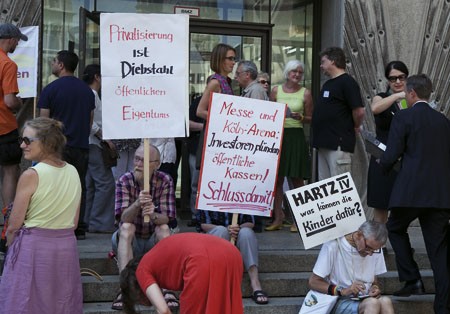 Die Wut über die Einsparungen im Haushalt wächst: Protest vor dem Rathaus am 13. Juli