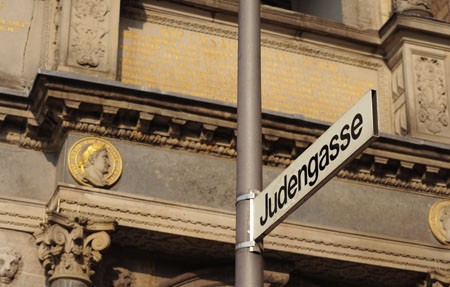 Angriffsziel der Neonazis: Straßenschild in der Kölner Altstadt