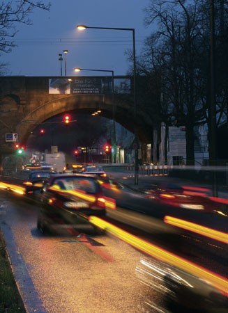 Alles fließt, doch die Autofahrer-Lobby fürchtet »Horror-Staus«: Rheinuferstraße
