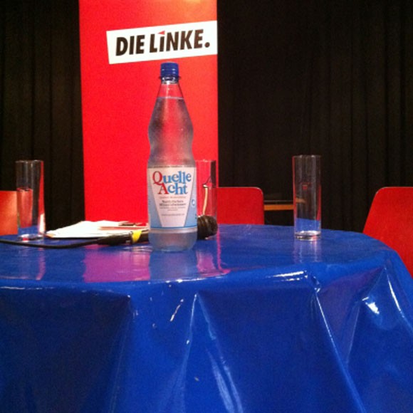 Podium Linkspartei Wasserflasche bei der Linkspartei