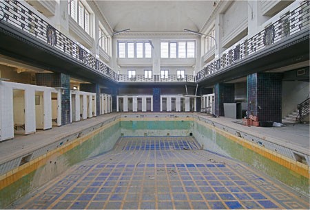 Die Polizeisportgruppe ist schon lange weg, die Zeugen Jehovas auch: Die alte Schwimmhalle im Deutz-Kalker Bad