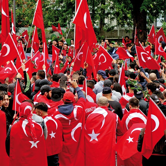 Türkischer Nationalisten demonstrieren auf dem Ebertplatz